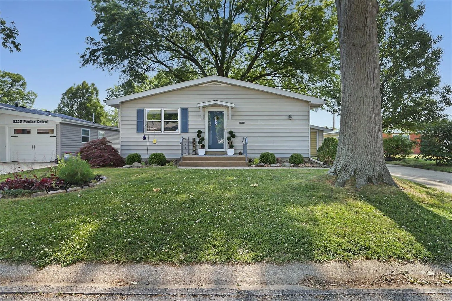 1229 Poplar Dr photo 1