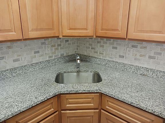 5th image of 999 Forest Ave APT 1