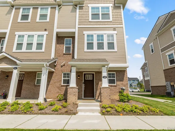 149 Monument Ln, Wixom, MI 48393