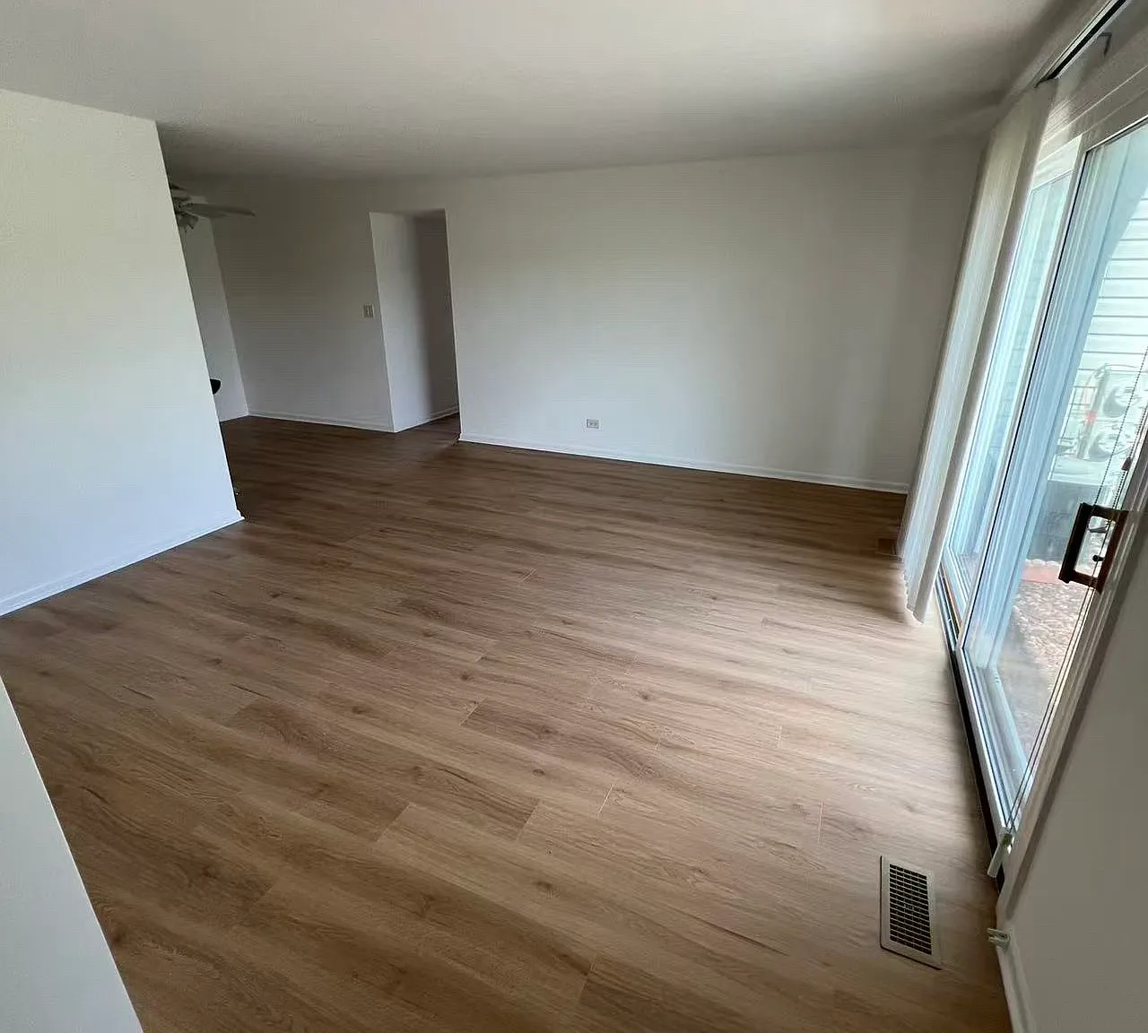 2 bed, 909 sqft, $2,000 — Photo 2