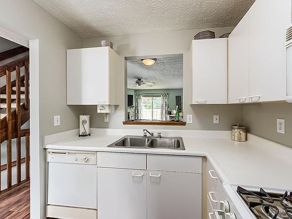3rd image of 224 Macandrews Way