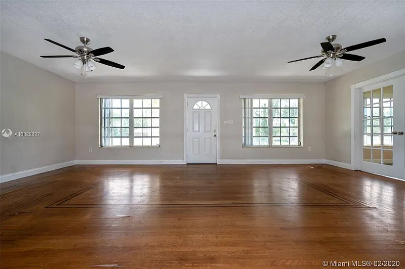 Beautiful big house with plenty backyard space — Photo 2