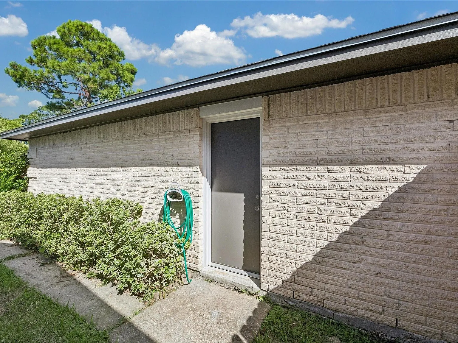 3 bed, 2.0 bath, 1371 sqft, $1,975 — Photo 2