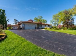 22219 W Valley Rd, Waukesha, WI 53186