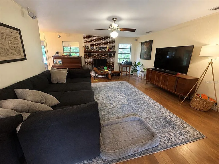 308 N Salisbury Ave — Photo 3