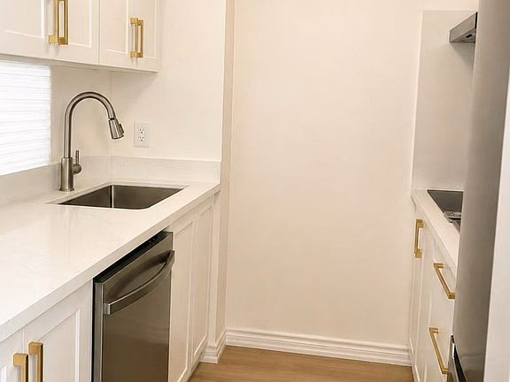 4th image of 70 Town Centre Ct Unit 1409