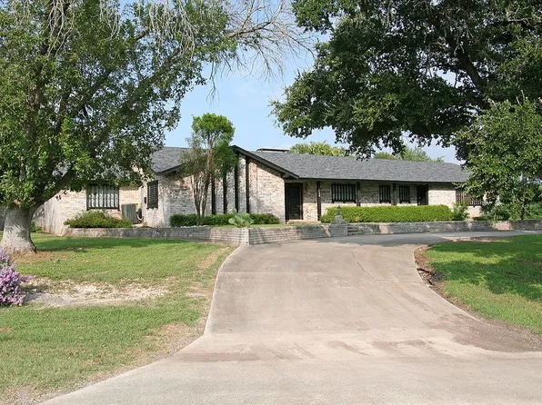1120 N 4th St, Uvalde, TX 78801