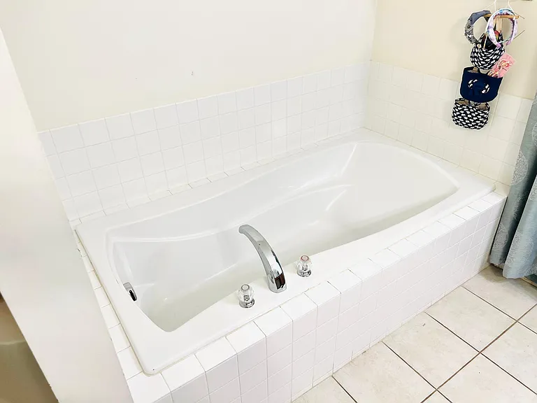 Main bath tub