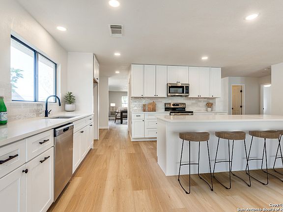 3rd image of 8306 LAUREL BEND