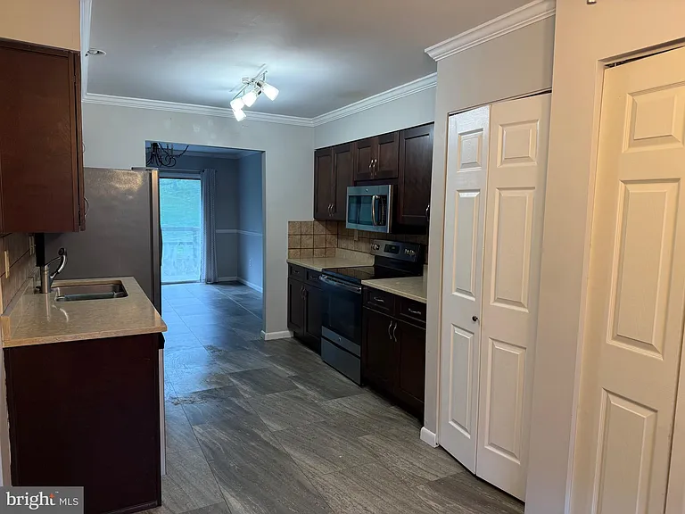 204 Village Rd — Photo 5