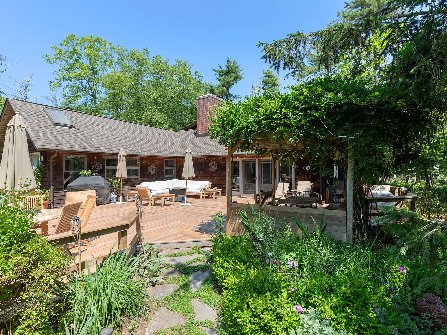 5 Bd's Oasis Snuggled Between Eh & Sag Harbor! — Photo 2