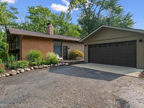 29630 Sugar Spring Rd, Farmington Hills, MI 48334