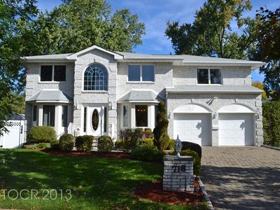 718 Sandor Ct, Paramus, NJ, 07652