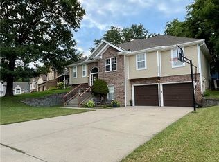 10916 N Oxford Ave, Kansas City, MO 64157