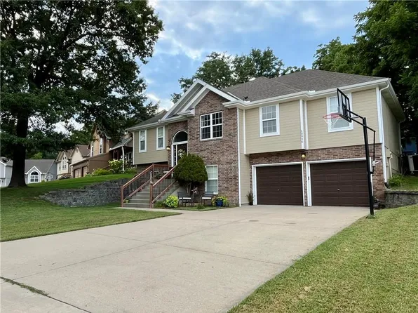 10916 N Oxford Ave, Kansas City, MO 64157