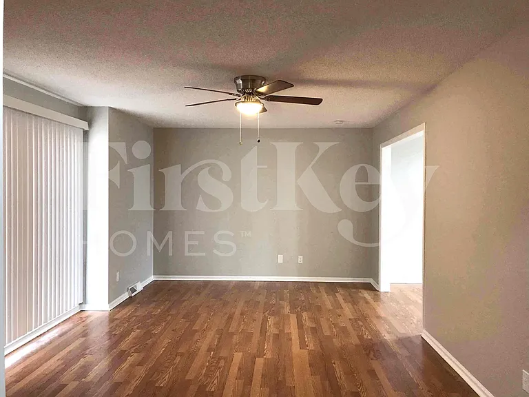 8802 W 95th Ter — Photo 2