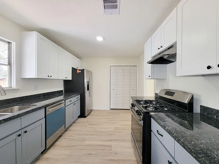 301 Cypress St — Photo 15