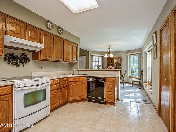 4th image of 558 Philip Dr