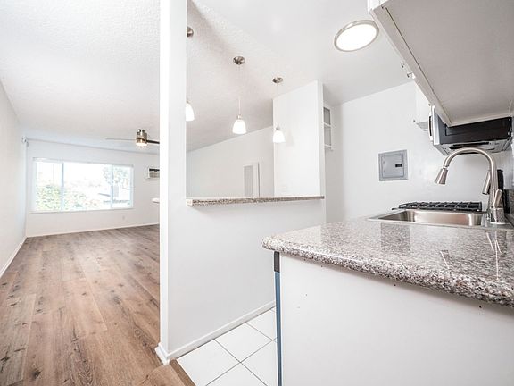5th image of 15925 Victory Blvd #117202