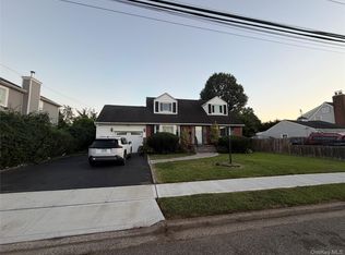 18 Alexander Ave, Hicksville, NY 11801