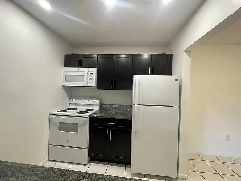 6040 Shakerwood Cir #205 — Photo 3