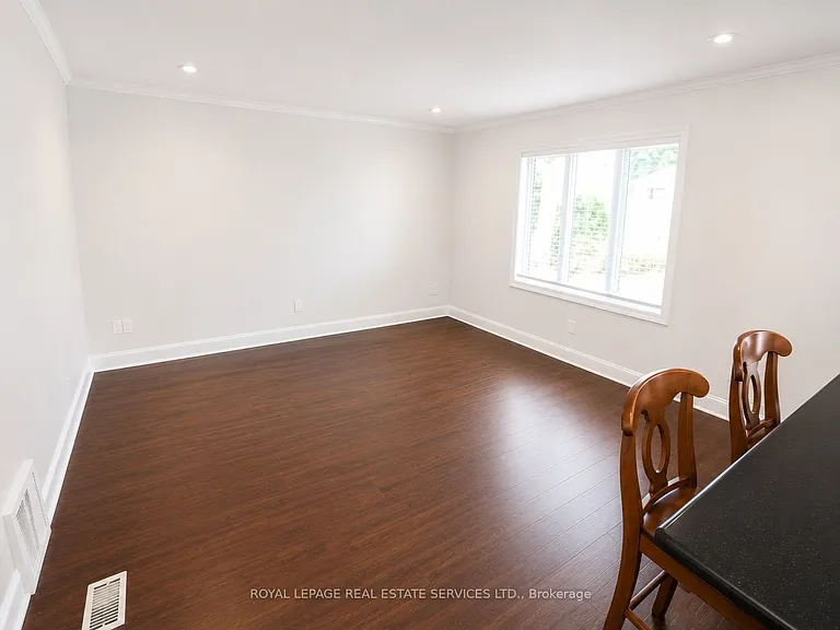 132 Elmwood Rd #MAIN FLOOR — Photo 4