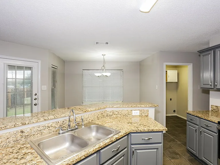 704 Stonebrooke Dr — Photo 9