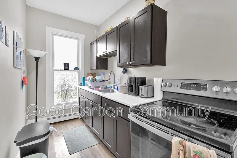 4 bed, 1.0 bath, $1,695 — Photo 2