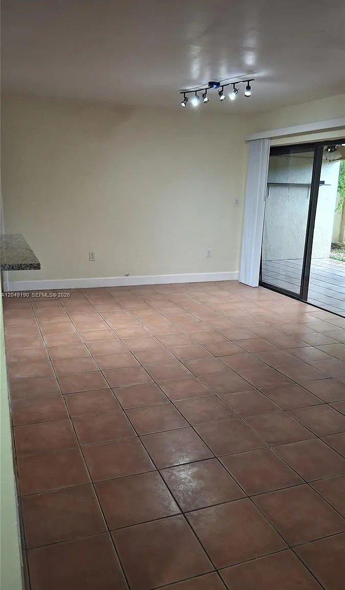 Kenland Pointe Condo Iv — Photo 3