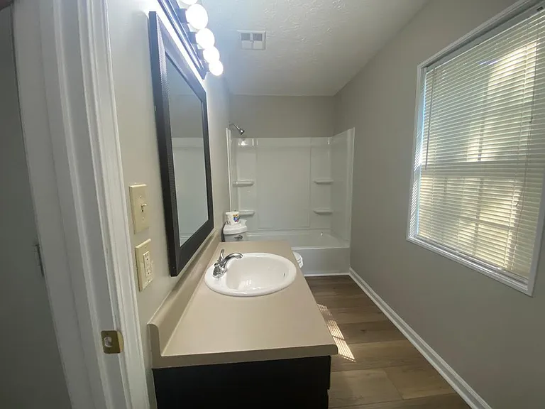 102 Sterling Ct — Photo 8