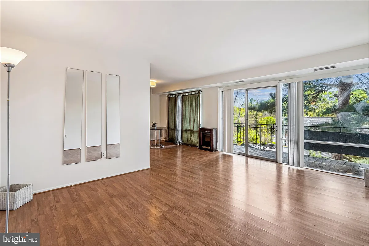 Building Photo - 9274 Adelphi Rd #202