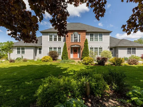 8381 Turnberry Dr, Manlius, NY 13104