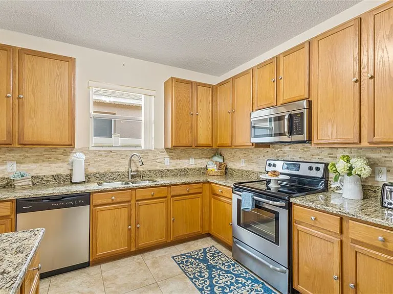 422 Graystone Blvd — Photo 12