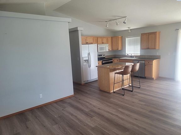 3rd image of 1677 Foxglove Ave