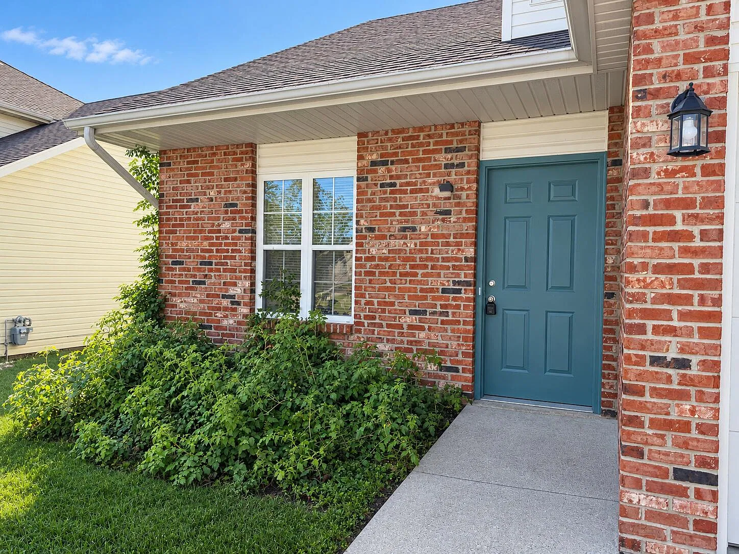 3 bed, 2.5 bath, 1387 sqft, $1,595 — Photo 2