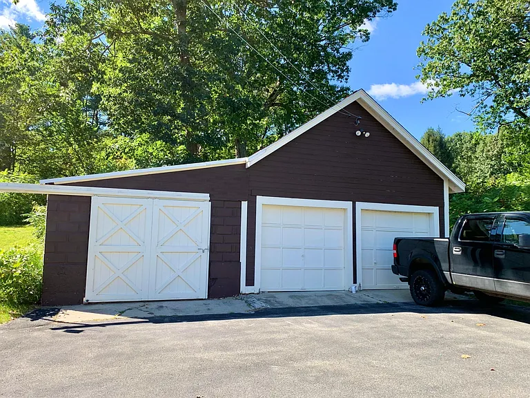 Garage Parking spot on right