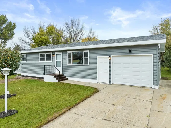 105 24th St NW, Minot, ND 58703