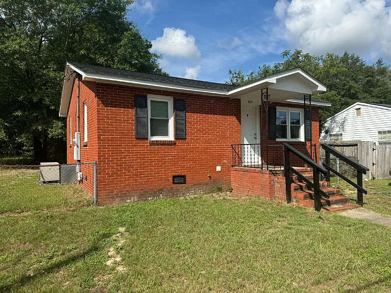 405 Laura Ct — Photo 2