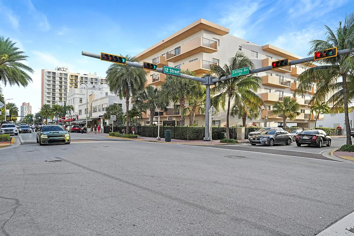 Building Photo - 1150 Collins Ave #406