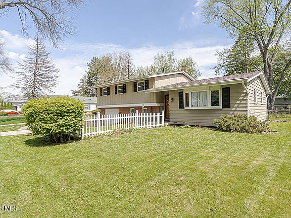 3rd image of 1961 Colony Dr