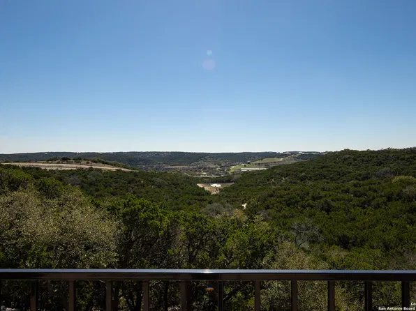 27 MARIPOSA PKWY E, Boerne, TX 78006
