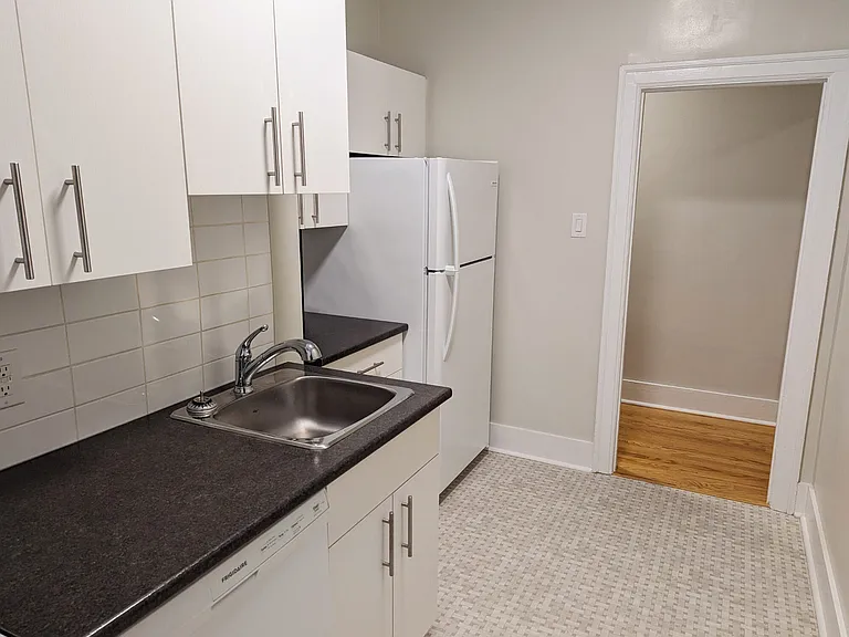 217 Sherbrook St — Photo 8
