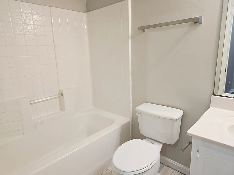 200 E Mell St — Photo 13