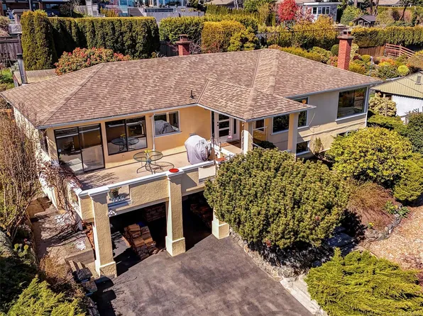 916 Claremont Ave, Saanich, BC V8Y 1K3