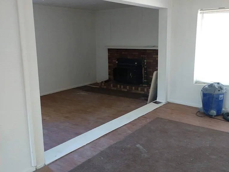 895 Salem St — Photo 2