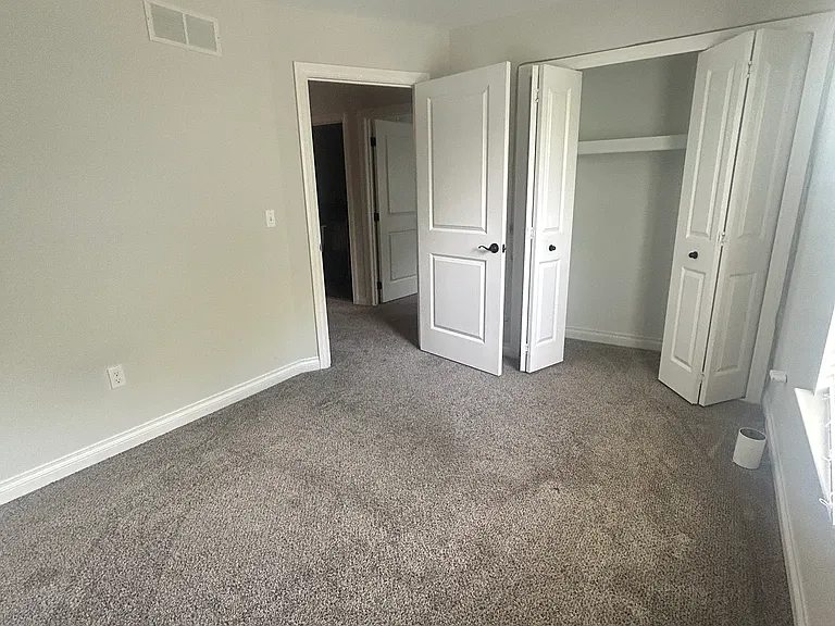 2323 E Maple Rd — Photo 19
