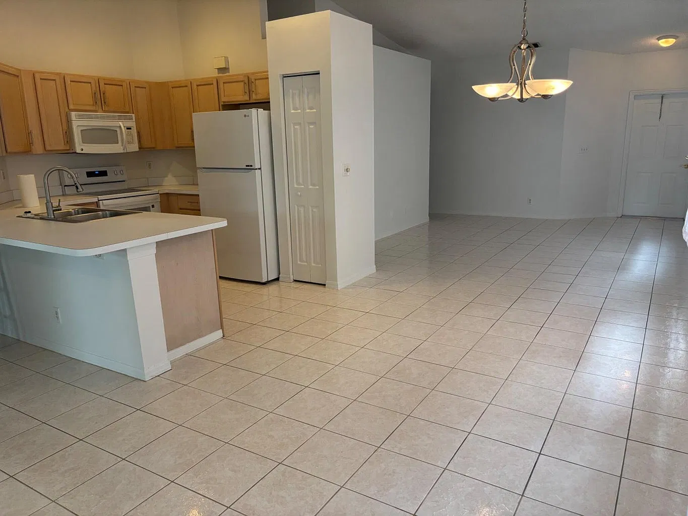 3 bed, 1405 sqft, $3,259 — Photo 2