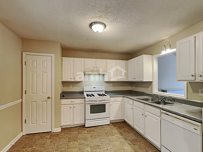 372 Emerald Pines Dr — Photo 3