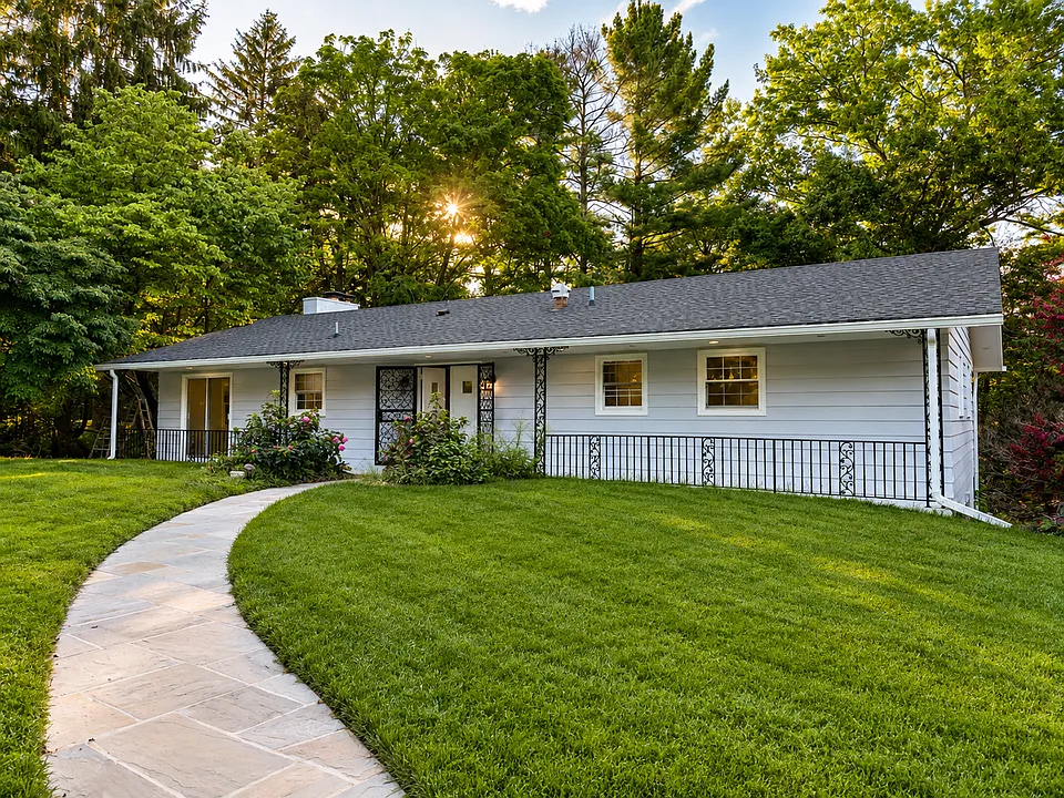 1260 Kenmore Dr