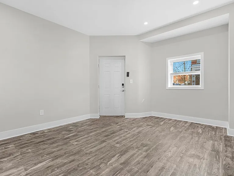 100 S Bouldin St — Photo 5
